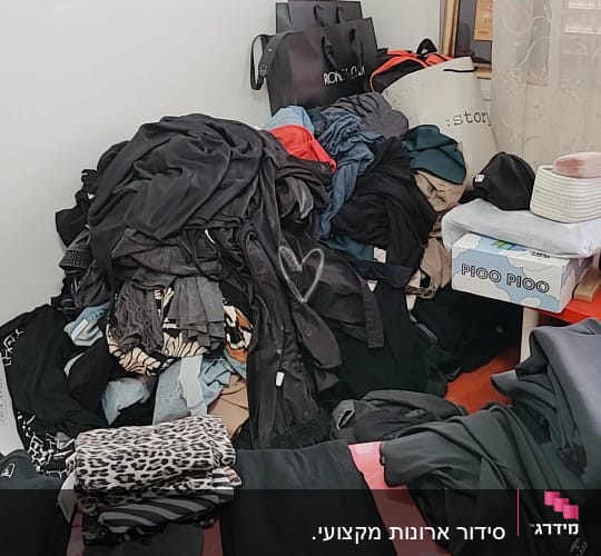 בגדים מקופלים ומסודרים על שולחן בחדר